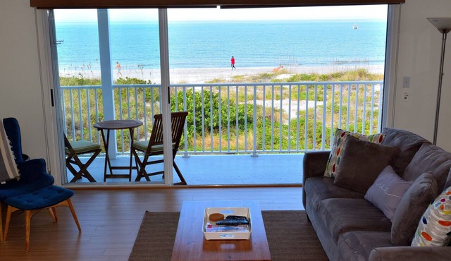 Beachfront Condo With Panoramic Views of the Gulf Plus, Beach Gear, Grill & Wifi in Indian Rocks Beach