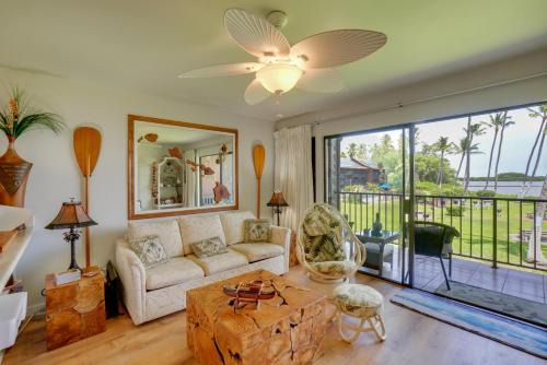 Beachside Molokai Condo w/Lanai & Pool Access!