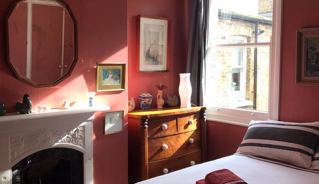 Beautiful flat by Turnham Green Terrace, Chiswick