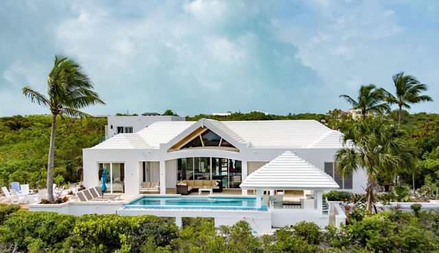Beautiful OCEAN FRONT, POOL Villa walk or drive to GRACE BAY BEACH Turtle Ridge in Grace Bay