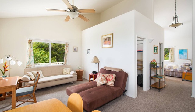Beautiful, Ocean View Studio- Quiet, Kitchenette, Sleeps 4, Free WiFi & Parking