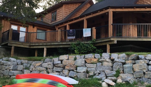 Beautiful Waterfront Cabin on Kootenay Lake in Procter