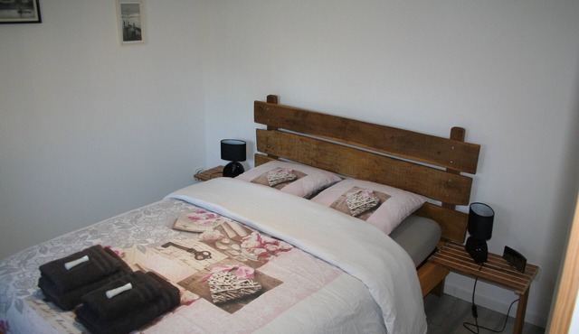 Bed and Breakfast 'Chambre Terrasse' with Shared Terrace, Shared Garden and Wi-Fi in Senonches