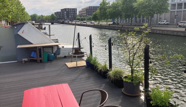 Bed and breakfast on a houseboat in Lille