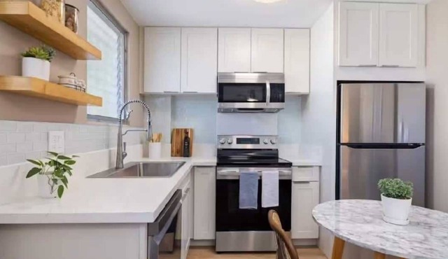 Blissful Honolulu Oasis: Renovated & Modern w/AC