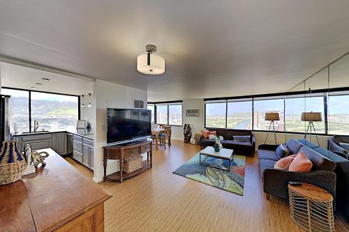 Breathtaking Hawaiian Monarch 2-Bedroom Penthouse