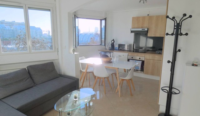 Bright 37m² apartment across from the SNCF train station—Wi-Fi, Netflix, free coffee and tea in Orléans