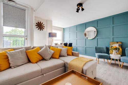 Brimmond Homes - nr to Univ, Hospitals, o2 Apollo, PLAB & 7 mins to City Centre - Stylish, Modern & Secure 2 Bed, 2 Bath Apt with Allocated Free Parking in Manchester