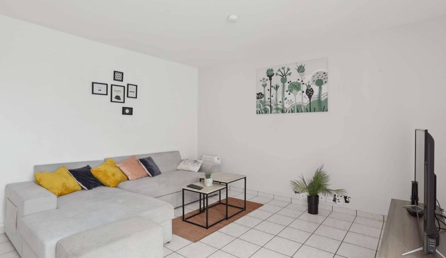 Budget spacious apart with terrace in Mante-la-Jolie