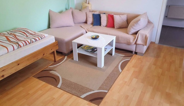 Bungalow in the Green with Garden View, Wi-Fi, Terrace & BBQ in Hoppegarten