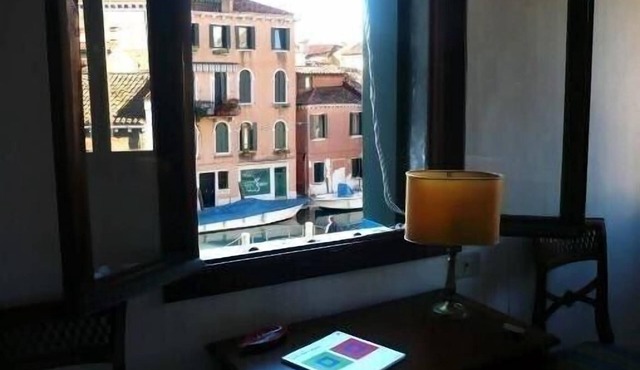 CA 'DEL PONTE - bright apartment with stunning views over the canal in Venezia