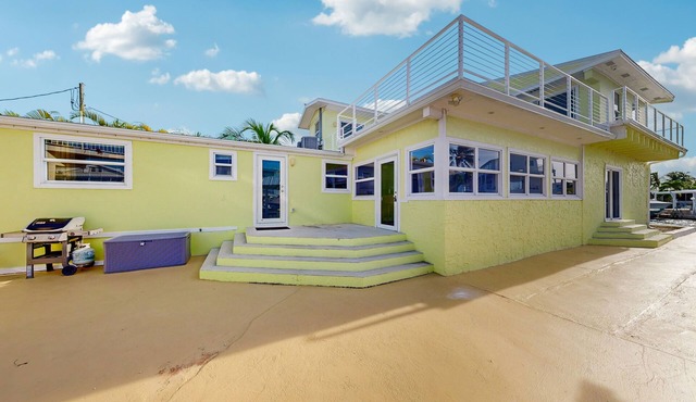 Canal Front Gem W/Private Dock, PS4, Free WiFi, & Expansive Balcony W/Views in Key Largo