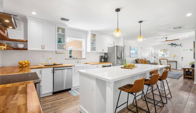 CASA DE CANAL ~ Beautiful Renovated 3 BR, 2 Bath Canal Front Home w/Dockage!