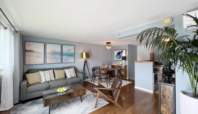 Center of Waikiki - 1 Bedroom 3 Queen Size Beds