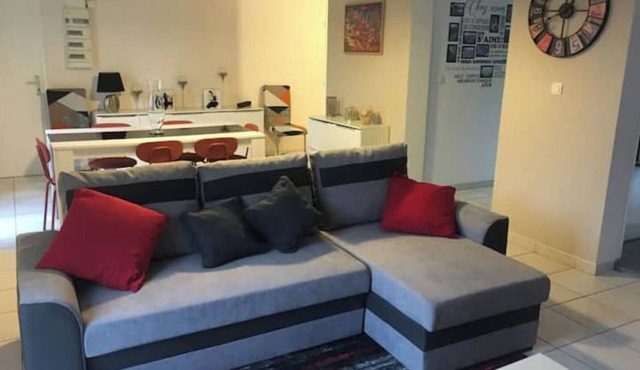Center Pierrefonds superb quiet apartment + parking lot in Pierrefonds