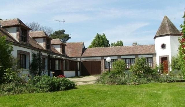Charming 19th-Century Retreat with Spacious Park, Yoga, Cozy Fireplace, and Outdoor Adventures in La Saucelle
