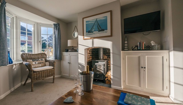 Charming 2 bedroom cottage in Lymington, very close to town, marina & sea walks in Lymington