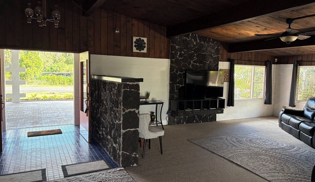 Charming 2-bedroom house in wonderful Pāhoa with free private covered parking