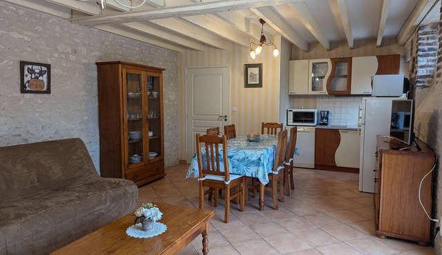 Charming, Bright Cottage in Village Center - Comfort and Tranquility Near Orleans in Épieds-en-Beauce