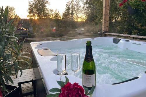 Charming Cottage with Jacuzzi near Södertälje in Stockholm