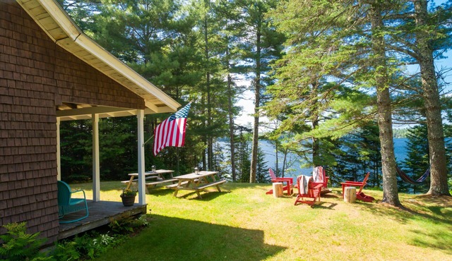 Charming lakefront cabin close to Acadia National Park in Franklin