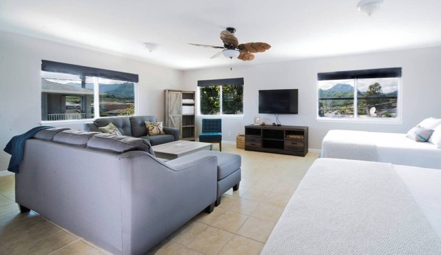 Charming Loft in peaceful Kailua with WiFi, AC, and Mountain views.