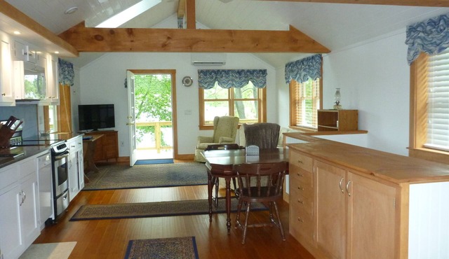 Charming, quiet waterfront cottage with WiFi, parking, on island by Portsmouth in Kittery