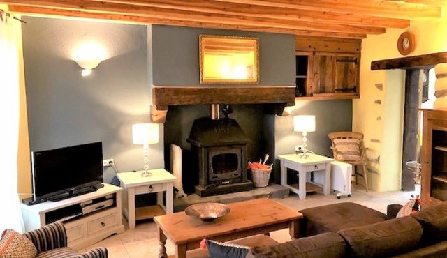 Charming Rural Cottage just 100m from the Nantes - Brest Canal in Châteauneuf-du-Faou
