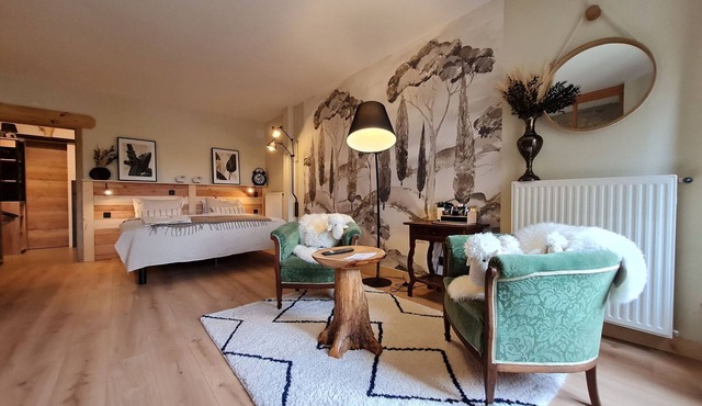 Charming room with private bathroom and lounge area in Pierrepont