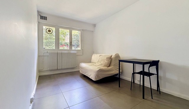 Charming studio apartment in a private park in Maisons-Laffitte