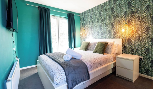 Cheerful 4-bedroom house with multiple car parking in Manchester