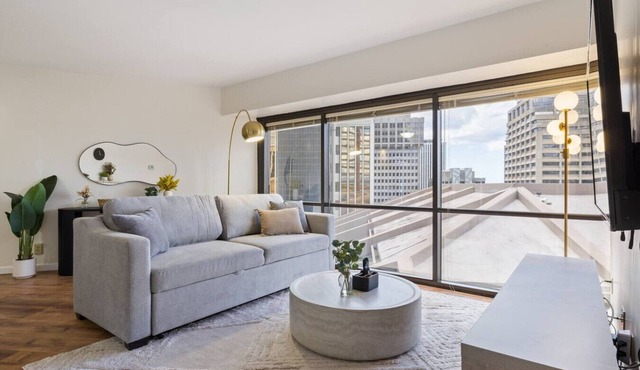 Chic Downtown Honolulu Retreat – Free Parking