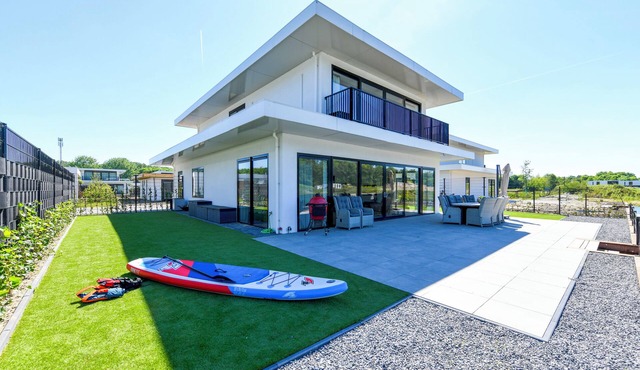 Child-friendly 8-person villa by the water with enclosed garden, private jetty, paddleboards and a charming garden with Kamado BBQ. in Zeewolde