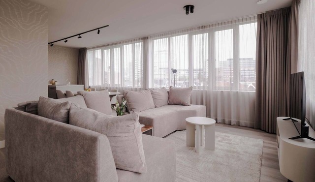 City Center Penthouse w/Free Parking & City Views in Rotterdam