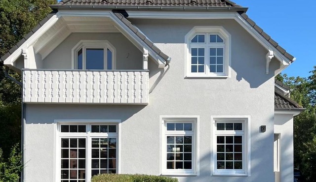 CLS Moderne Villa Bad Schwartau mit Garten für bis zu 6 Personen, 2 E-Ladesäulen, 3 Parkplätze, Loggia, Big GREEN EGG, Massagesessel, Kaffeevollautomat, großes Haus zwischen Lübeck und Ostsee, ideale A1 Anbindung nach Hamburg, Lübeck, Timmendorfer Strand in Bad Schwartau