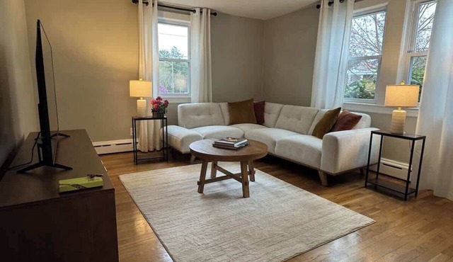 Comfortable 4 Bed Home close to Gillette in Foxborough