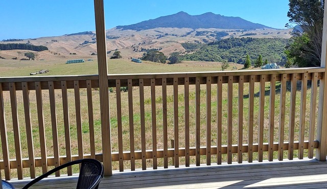 Comfortable studio with stunning mountain & ocean views – Your perfect getaway! in Raglan