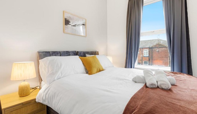 Comfy & Spacious Home, Fast Wi-Fi , free Parking, Sleeps 7 , Long Stays Welcome, Bury city centre in Bury