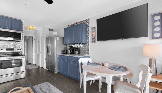 Couples Retreat with Modern Vibes. Ocean Views from Balcony. King Bed - C353 in Hilton Head Island