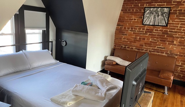 Cozy 1-studio apartment, industrial modern in charming Reading with WiFi, AC in Reading