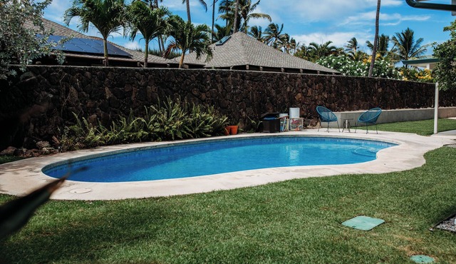 Cozy 2-bedroom apartment in charming Kailua with AC steps from the beach.