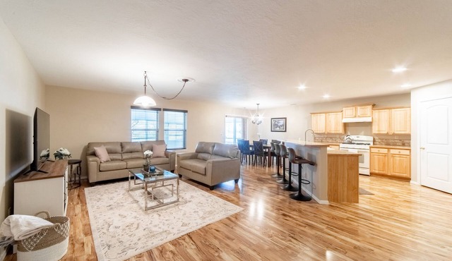 Cozy and peaceful home. Sleeps 12 , RV side parking , Office space , Sun Room in Star