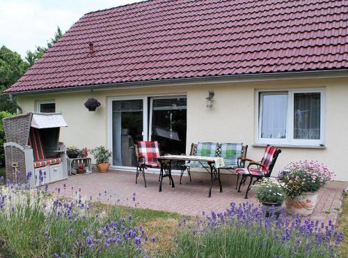 Cozy Coastal Stay with Garden in Hohenkirchen