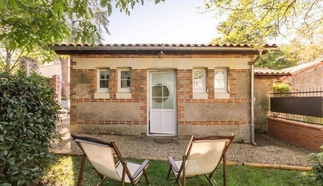 Cozy Urban Studio Near Nantes with Private Garden & Bikes in Saint-Sébastien-sur-Loire