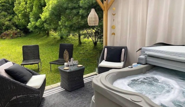 Cozy Rainforest Retreat with Private Hot Tub, 5 mins to Volcanoes Natl Park