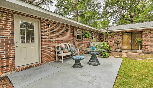 Cozy Studio with Yard, 6 Miles to Dwtn Beaufort! in Beaufort
