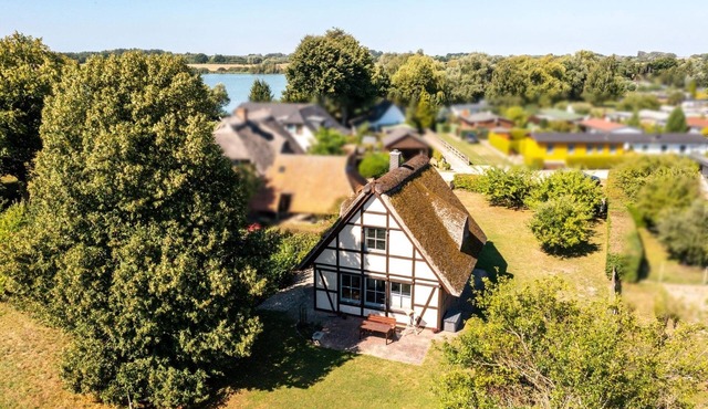 Cozy thatched roof house - 2min to the Röggeliner lake in Carlow