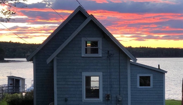 Delightful waterfront cottage with beautiful views of the sunset. in Cushing