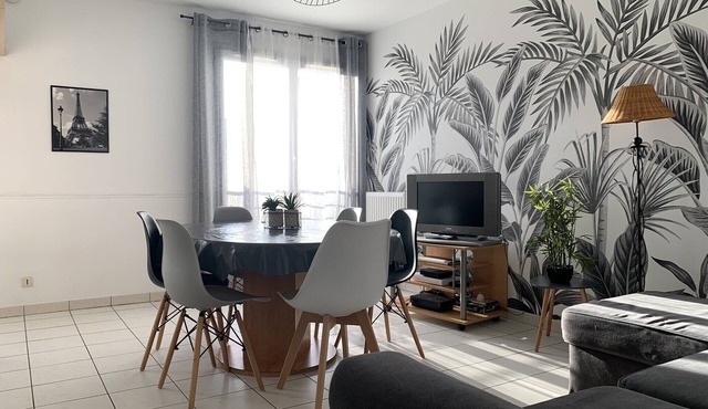 Disneyland Paris 3 minutes away, sleeps 8, 2 bedrooms. in Chessy
