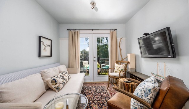 Downtown 1Bd Breezy Attic Get-Away Steps From Historic Old Charlottetown in Charlottetown